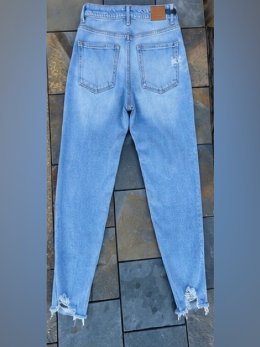 American Eagle Size 2 Short Light Wash Distressed Ripped Stretch Jeans - Picture 10 of 12